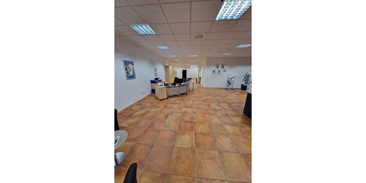 Großzügige Büros im EG mit direktem Zugang und Parkplätzen 4 zimmer