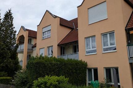 Schöne 2-Zimmer Wohnung mit 48 qm Wfl.+48 qm Dachboden zimmer