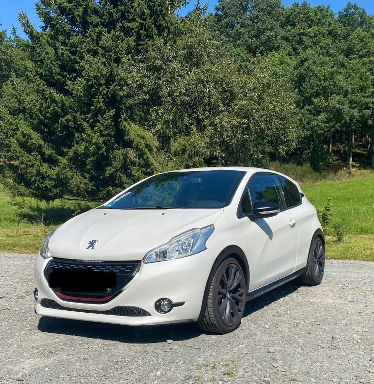 Peugeot 208 95.000 km 16.900 € Neunkirchen 57290