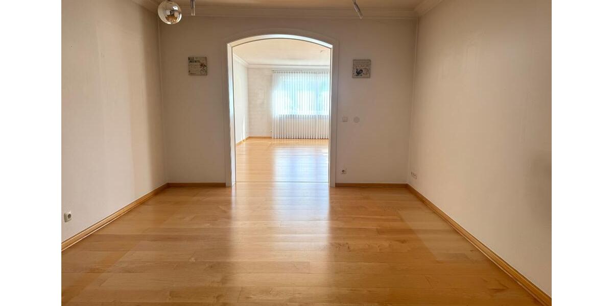 Bungalow Aschaffenburg Damm - 7 Zimmer, 203 m&sup2;, 1.750&euro; | Angebot:26544387