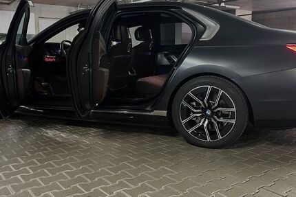 BMW i7 4.995 km 95.900 &euro; München 81245