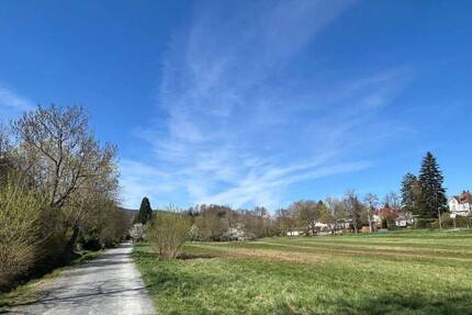 Moderne 4 Zi., EBK, TGL. Bad mit 110 m² Wfl. mit PKW-Stellplatz im I.OG eines 4 FH in schöner Randlage von HG - Dornholzhausen!