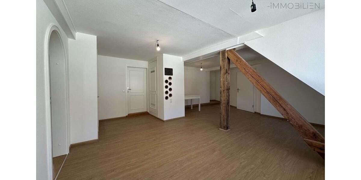 Dachgeschoßwohnung Lörrach - 4 Zimmer, 122 m&sup2;, 1.450&euro; | Angebot:26182204