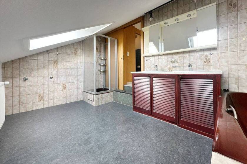 Außergewöhnliche 4,5 Zimmer Wohnung direkt am Feld mit Garage