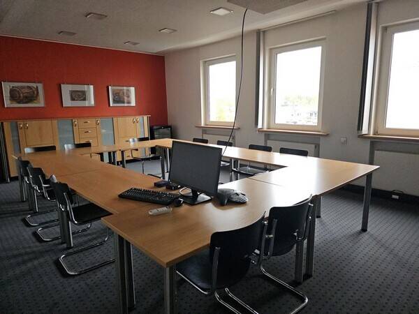 Gewerbeimmoblie mit Hallen- und Büroflächen zimmer