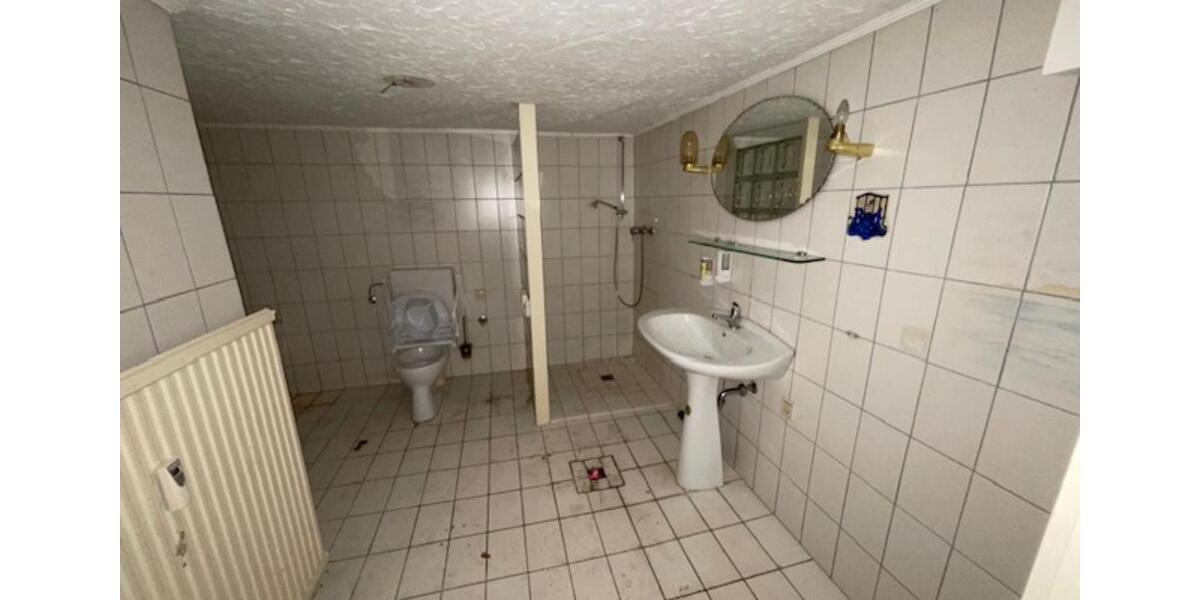 Einfamilienhaus Bad Arolsen - 6 Zimmer, 350 m&sup2;, 195.000&euro; | Angebot:24253552