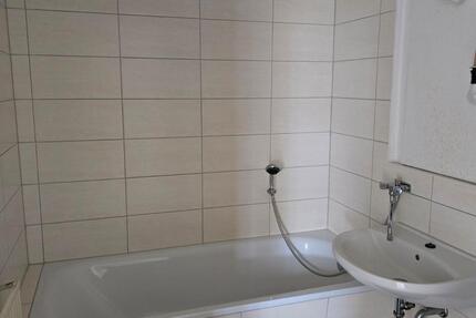 Renovierte SingleWohnung mit EBK + Wanne + Aufzug!
