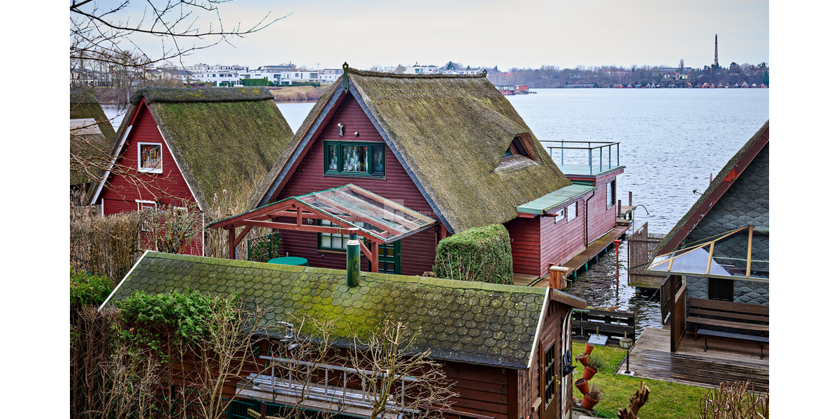Reetgedecktes, winterfestes Bootshaus mit Bootsgarage und Motorboot am Ziegelsee sofort nutzbar - Ferienhaus Schwerin Werdervorstadt | Angebot:26421371