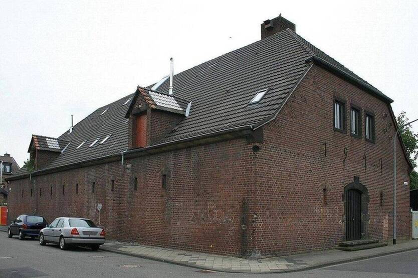 Ehemaliger, denkmalgeschützter Tarnbunker im Stil eines Bauernhofs