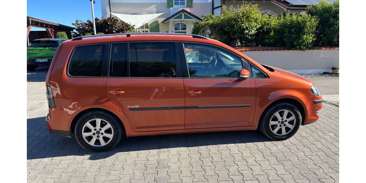 VW Touran 147.000 km 4.100 &euro; Langquaid OT Niederleierndorf 84085