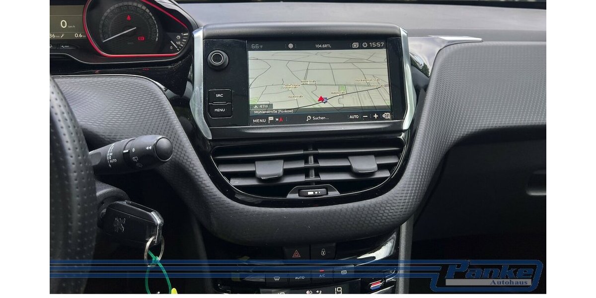 Peugeot 2008 1.2 PT 130 Allure*Pano*Navi*Leder*1-Hand* 79.035 km 12.490 &euro; Berlin 13187