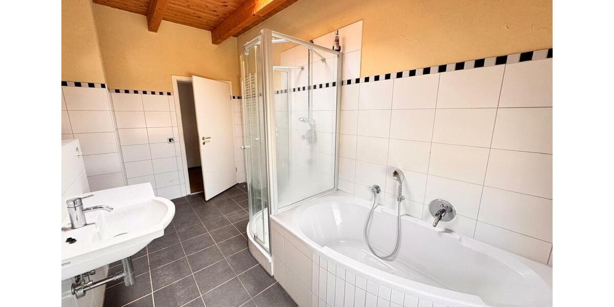 Dachgeschoßwohnung Halle (Saale) Am Wasserturm/Thaerviertel - 2 Zimmer, 120 m&sup2;, 1.020&euro; | Angebot:26552133