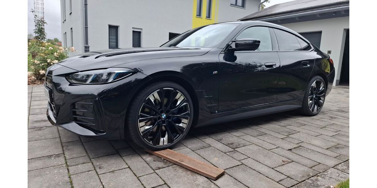 BMW i4 5.500 km 61.900 &euro; Aholming 94527