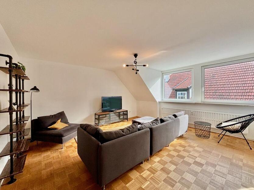Zimmer frei in moderner, voll möblierter 160 qm großer 5-er WG