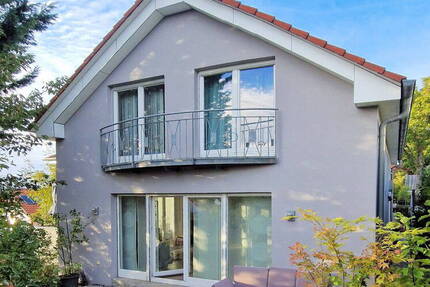 Von Privat: Lichtdurchflutetes Architekten-Haus mit Einliegerwohnung in Top-Halbhöhenlage 9 zimmer