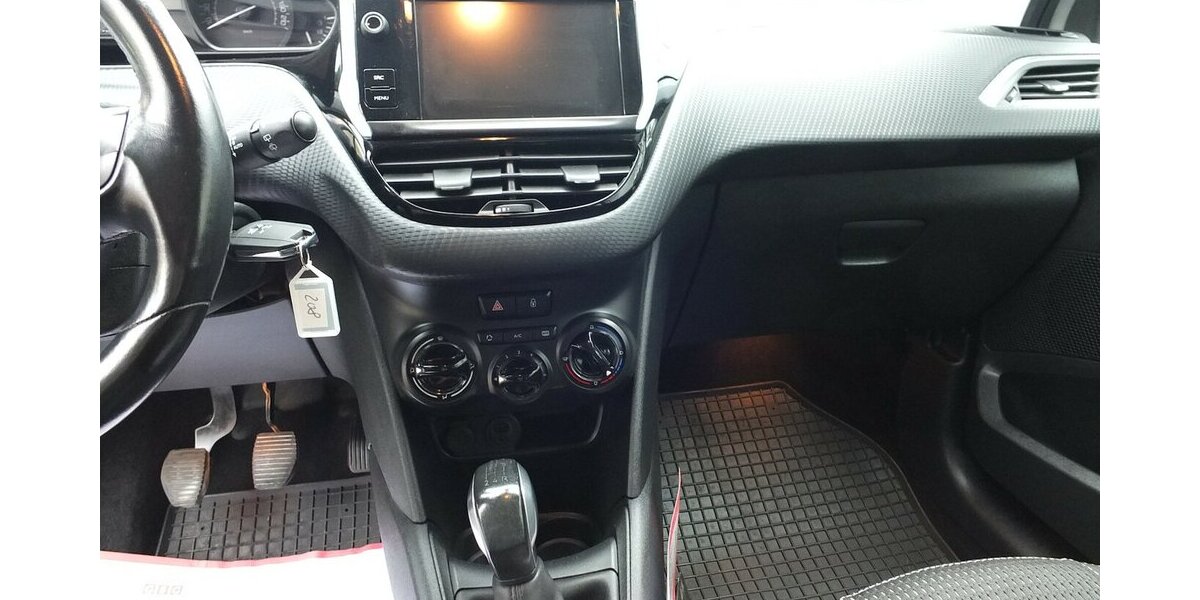 Peugeot 208 1.2 PURE TECH ALLURE KLIMAPDC SHZ SPORT LMF 98.599 km 7.500 &euro; Köln 50858