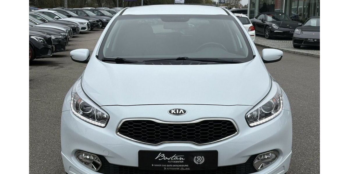 Kia Ceed 1.4 TSI Dream Team KAMERA/NAVI/SHZ/LENKHZ 64.779 km 8.900 &euro; Villingen-Schwenningen 78054