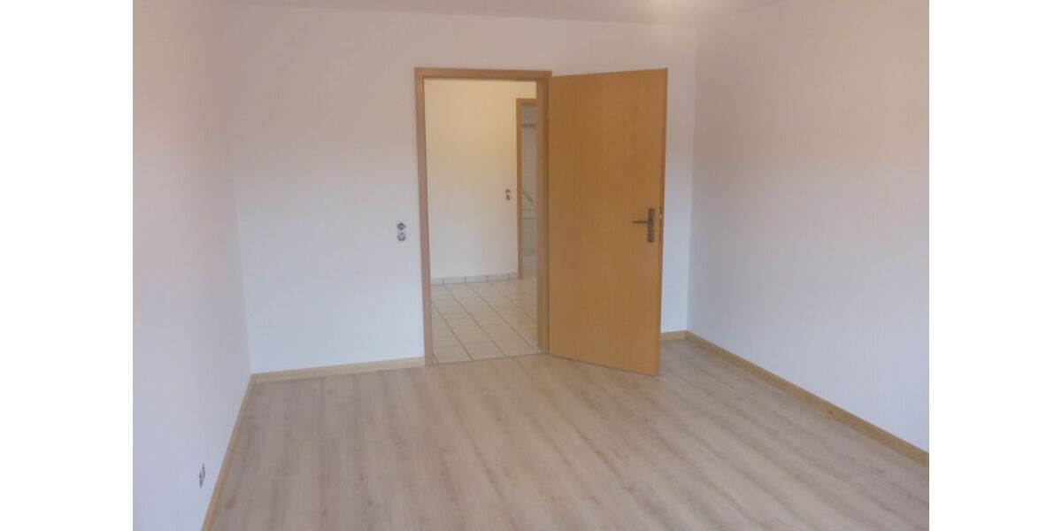Wohntraum im Grünen: Attraktive, helle 2-Zimmer-EG-Wohnung mit Terrasse, modernisiert & renoviert auf parkähnlichem Areal, Raubach - 2- Raubach | Angebot:24576305