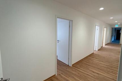 Helle & vielseitige Gewerbefläche im 2. OG zu vermieten zimmer