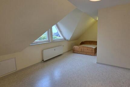 Vermietet wird eine gut geschnitte 1-Zimmer Wohnung in einem ruhigen und gepflegten Mehrfamilienhaus in Gifhorn-Kästorf. Die Wohnung verfügt über ein großes Wohn-Schlafzimmer sowie eine Küche mit... zimmer