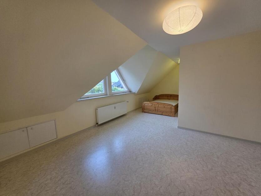 Vermietet wird eine gut geschnitte 1-Zimmer Wohnung in einem ruhigen und gepflegten Mehrfamilienhaus in Gifhorn-Kästorf. Die Wohnung verfügt über ein großes Wohn-Schlafzimmer sowie eine Küche mit... zimmer