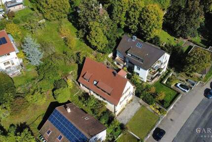 Zweifamilienhaus mit großem Grundstück, Bauplatz und drei Garagen in Stuttgart-Rohracker 7 zimmer