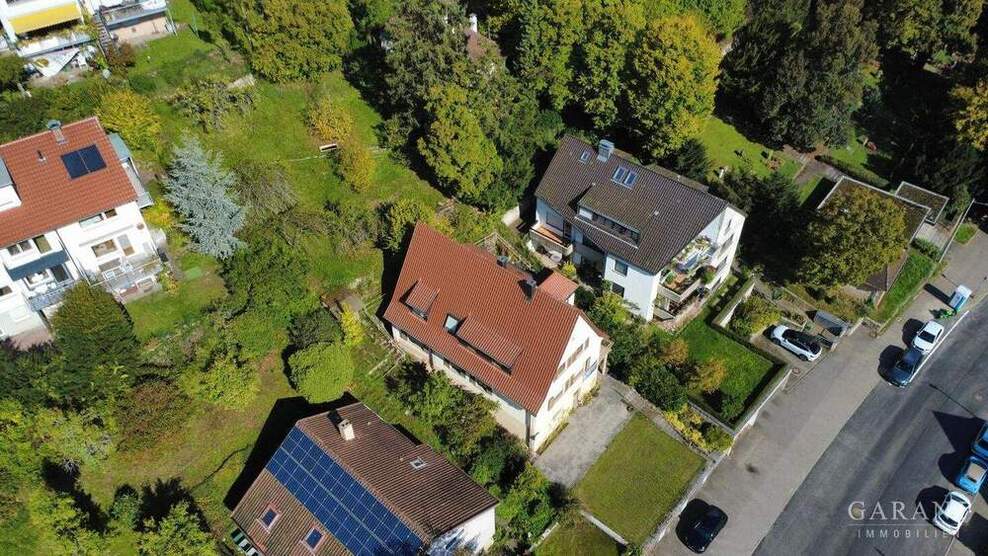 Zweifamilienhaus mit großem Grundstück, Bauplatz und drei Garagen in Stuttgart-Rohracker 7 zimmer