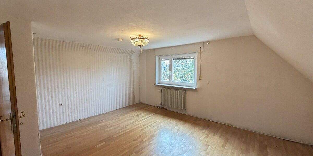 Sanierungsbedürftige Doppelhaushälfte mit 2 Garagen und großem Garten 5 zimmer