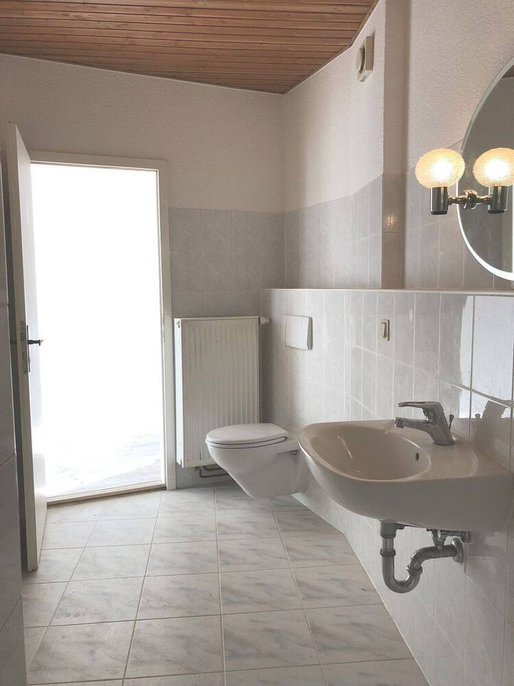 Gepflegte Zwei-Zimmer-Wohnung mit BalkonEinbauküche im Mietpreis enthaltenTageslichtbad zentral gelegen am Fuße der Augustusburg