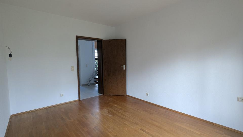 Einfamilienhaus Kelkheim (Taunus) - 8 Zimmer, 211 m&sup2;, 3.000&euro; | Angebot:26136507