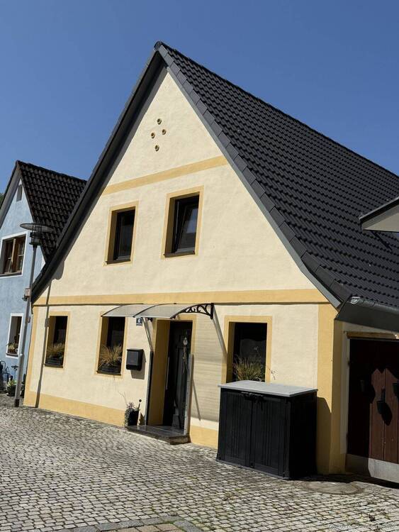 Das Stadthaus , ein kleines Juwel! wurde 20212022 komplett kernsaniert! Kann sofort bezogen werden.