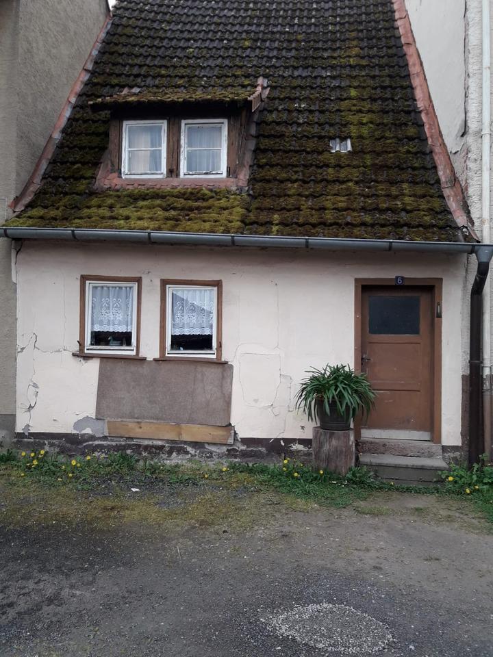 Haus und Freifläche mit Gebäude