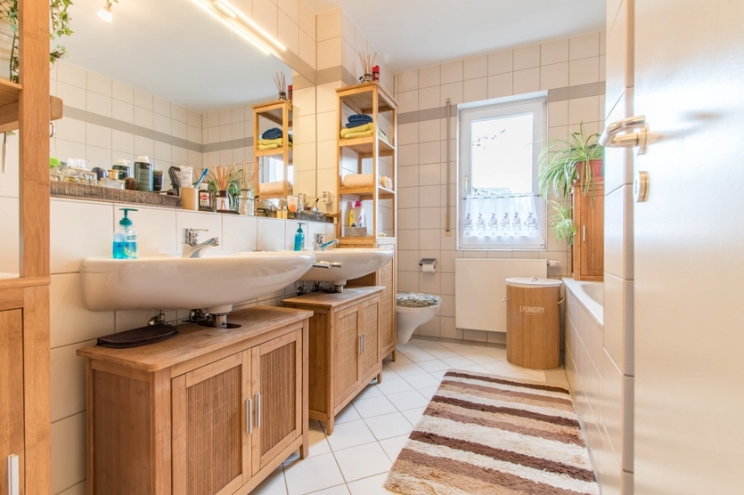 BEZUGSFREI – GROSSE TERRASSE – TAGESLICHTBAD MIT WANNE & DUSCHE – TOP LAGE – STELLPLATZ 2 zimmer