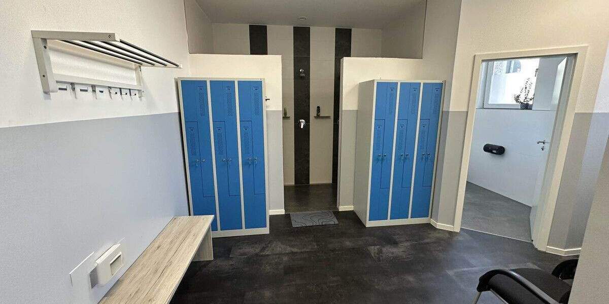 Gewerbeimmobilie in Zwickau: Sanierte denkmalgeschützte Trafostation mit Garagen - für Büro & Studio zimmer