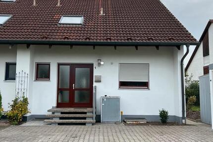 Doppelhaushälfte mit Garten und Garage