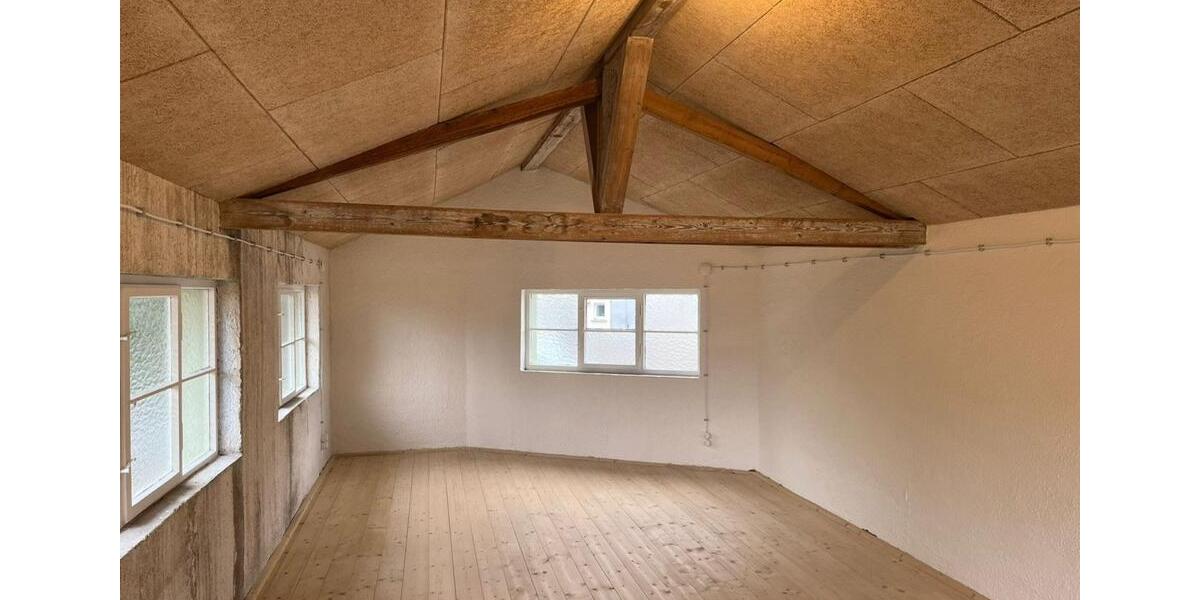 Heller Raum in alter Textilwarenfabrik zimmer