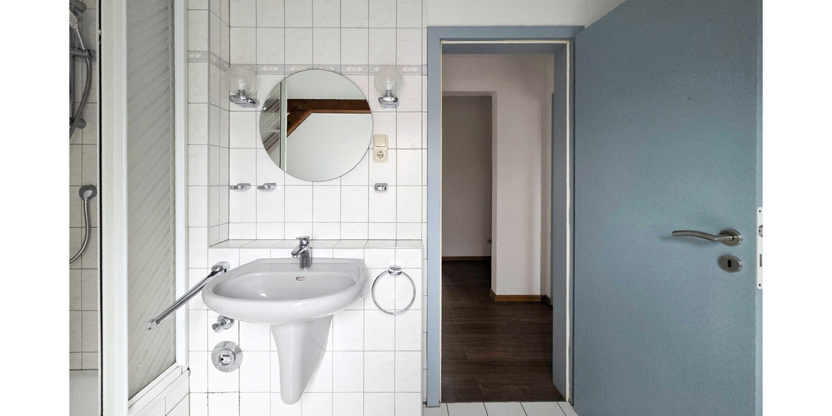 Eckbadewanne und Dusche - Tolle 3 Zimmer DG Wohnung mit Gartennutzung - Dachgeschoßwohnung Gera Ostviertel | Angebot:27365789