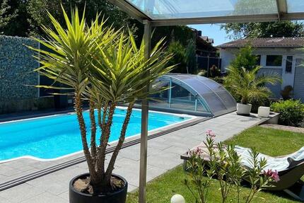 Großzügiger Haushälfte mit exklusivem Pool, großem Garten & Kamin 5 zimmer