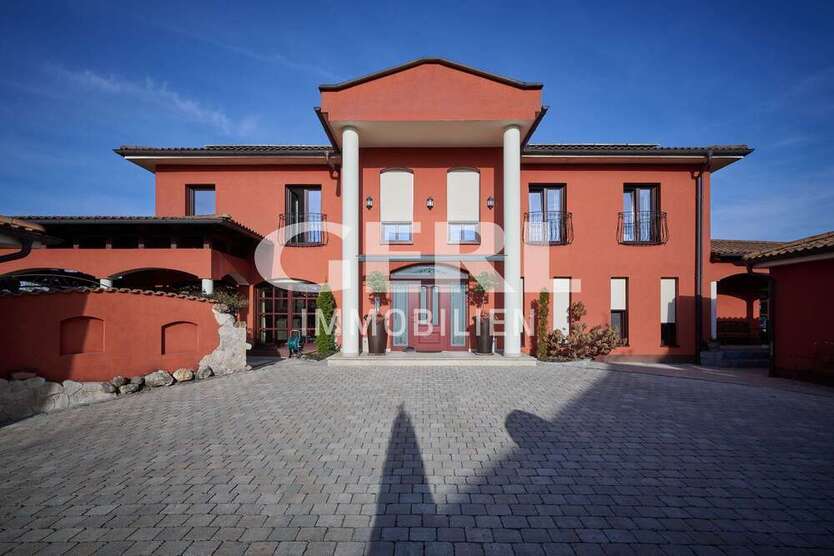 Haus zum Kaufen in Hunderdorf 1.440.000 € 506.98 m²