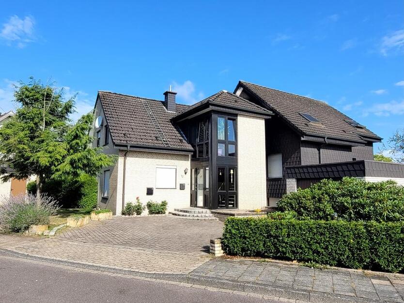Großzügige 4-Zi-Wohnung mit Klimaanlage, Garage und Garten