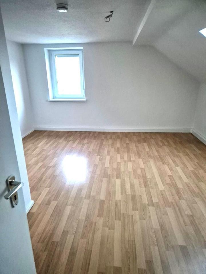 Renovierte 2,5-Zimmer-Dachgeschosswohnung zimmer