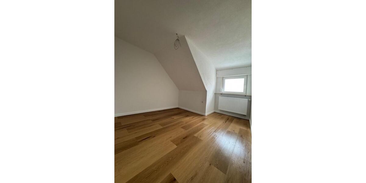 Dachgeschoßwohnung Karlsruhe Neureut - 4 Zimmer, 70 m&sup2;, 1.300&euro; | Angebot:25959537