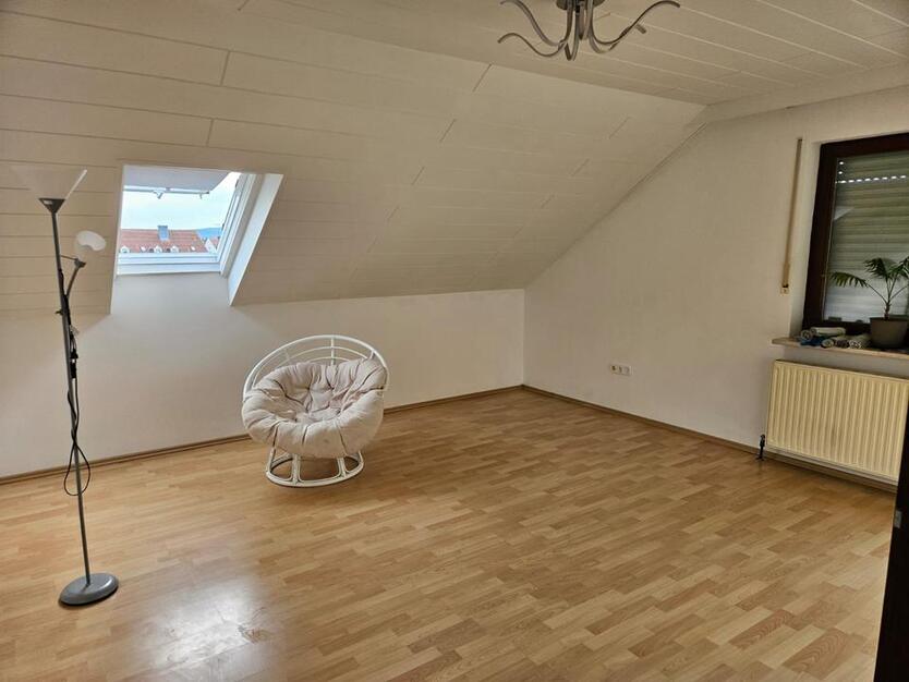 Großzügige Dachgeschoss-Wohnung in Schwandorf (Wattstraße)