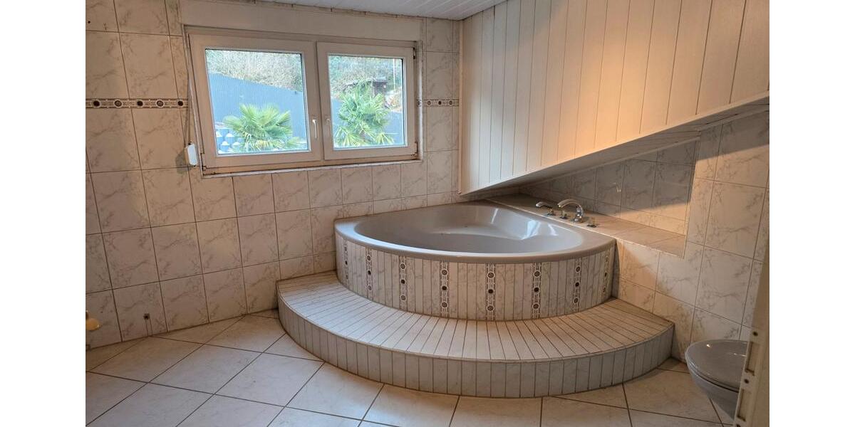 Etagenwohnung Saarbrücken Brebach-Fechingen - 5 Zimmer, 155 m&sup2;, 240.000&euro; | Angebot:26111977