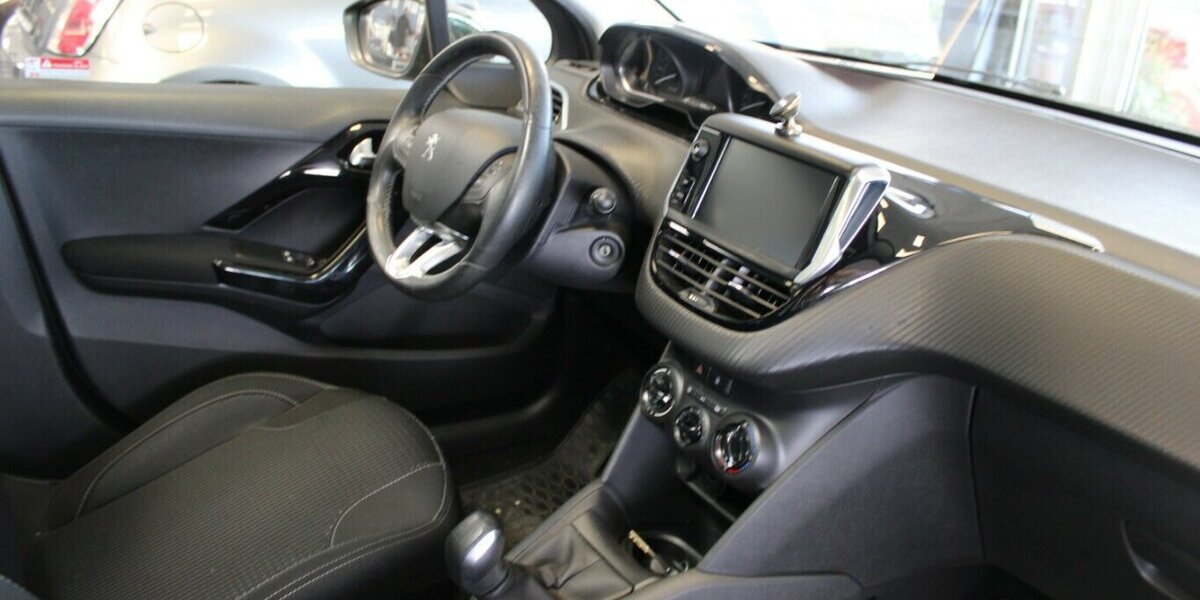 Peugeot 208 PureTech 110 Allure - Panorama - 84.341 km 8.980 &euro; Euskirchen 53881