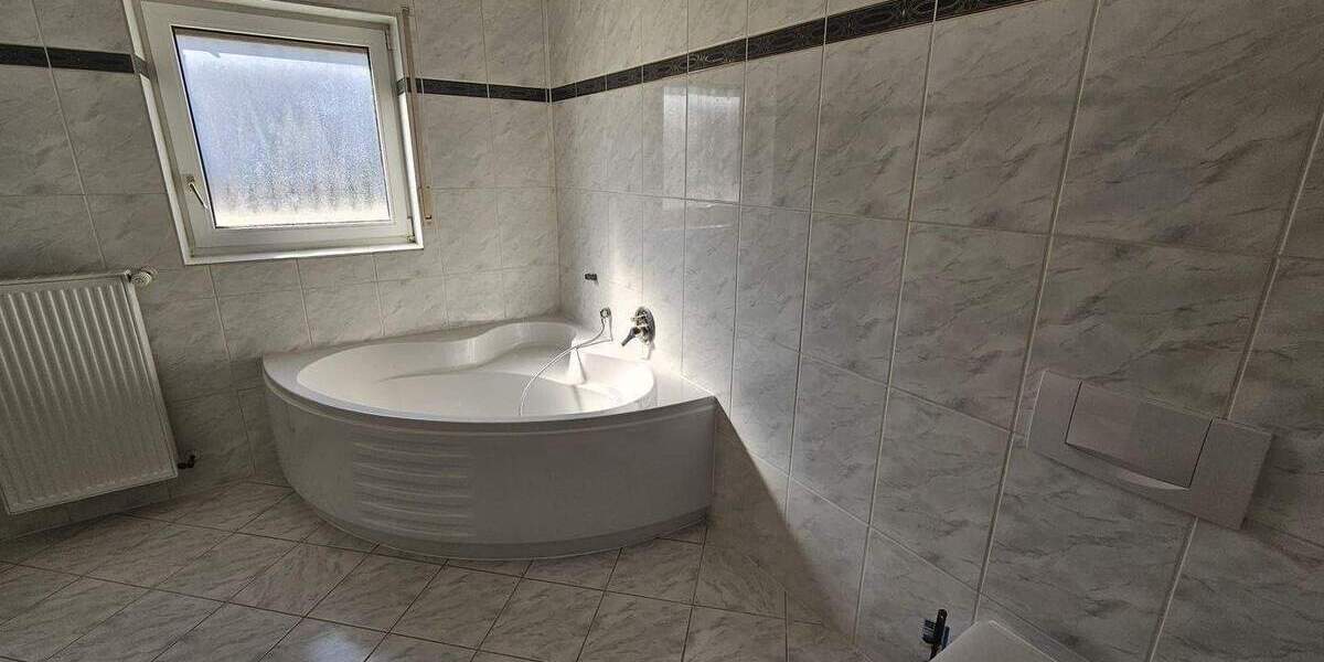 Hauptwohnung in Zweifamilienhaus mit Garage und Werkstattraum 4 zimmer