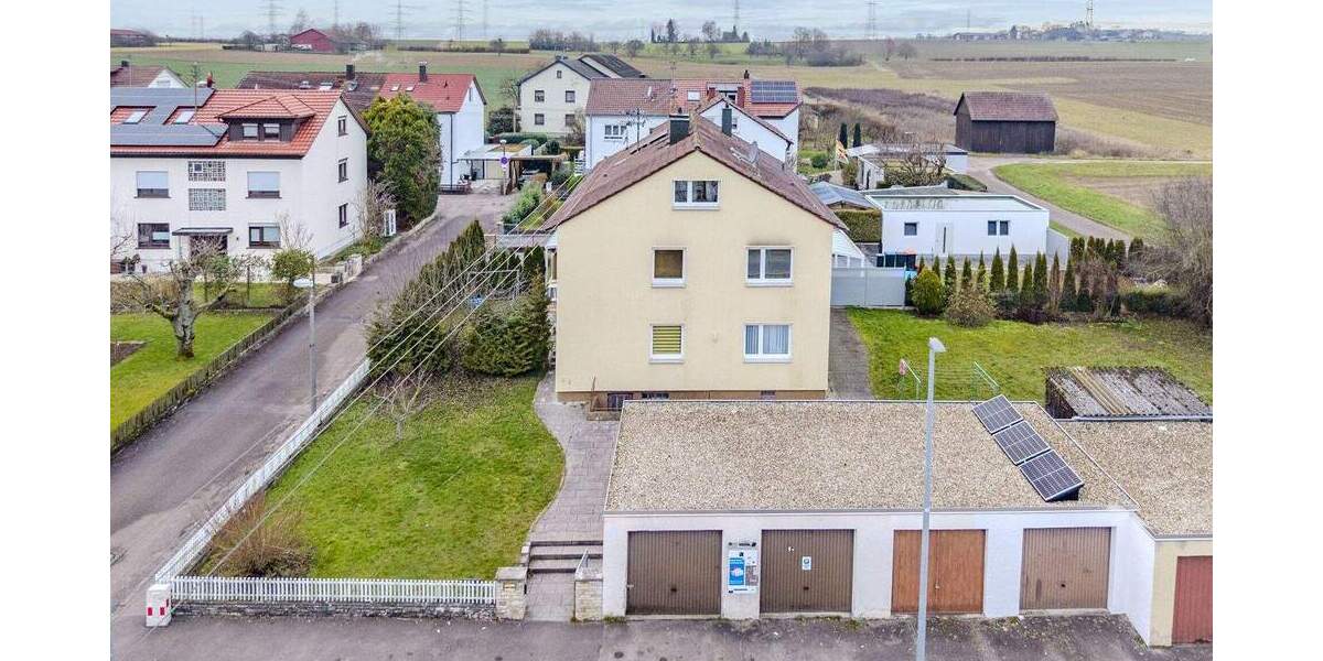 Attraktives Zweifamilienhaus mit ausgebautem DG, großem Grundstück und Entwicklungspotenzial 8 zimmer