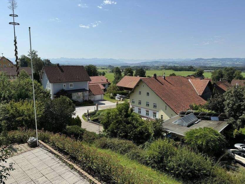 Panorama trifft Wohnkomfort - Großzügiges Zweifamilienhaus mit tollem Bergblick