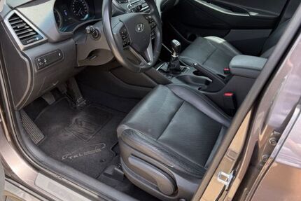 Hyundai TUCSON 174.600 km 10.900 &euro; Völklingen 66333