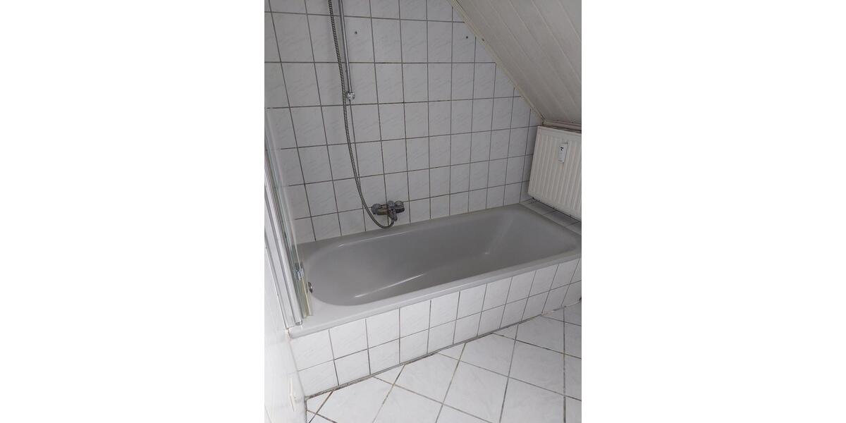 große 2-Zimmer-Dachgeschoßwohnung mit Balkon 1. Etage 2 zimmer